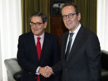 Mario Fernández (izquierda) y Gregorio Villalabeitia el pasado mes de noviembre al formalizarse el relevo en la presidencia de Kutxabank. 
