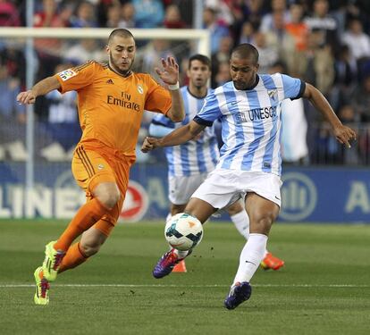 Tissone pugna por el balón con Benzema.