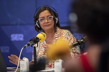 La periodista Àngels Barceló en los estudios de la SER.