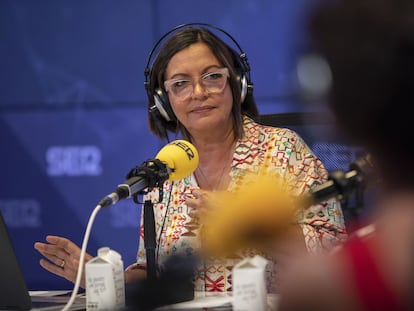 La periodista Àngels Barceló en los estudios de la SER.