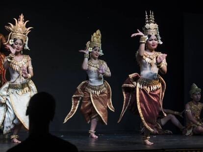 Bailarinas del espect&aacute;culo de Cambodian Living Arts, en el Museo Nacional de Phnom Penh (Camboya) durante una actuaci&oacute;n en marzo de 2017.