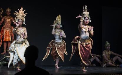 Bailarinas del espect&aacute;culo de Cambodian Living Arts, en el Museo Nacional de Phnom Penh (Camboya) durante una actuaci&oacute;n en marzo de 2017.