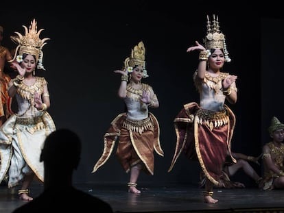 Bailarinas del espect&aacute;culo de Cambodian Living Arts, en el Museo Nacional de Phnom Penh (Camboya) durante una actuaci&oacute;n en marzo de 2017.