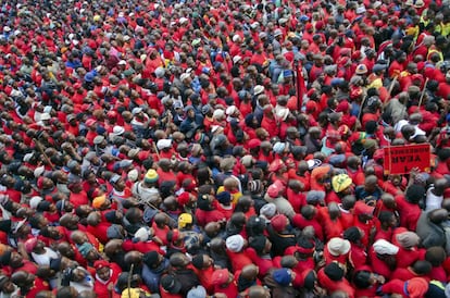 Los miembros de la Unión Nacional de Trabajadores Metalúrgicos de Sudáfrica (NUMSA) marchan durante el primer día huelga en Johanesburgo.