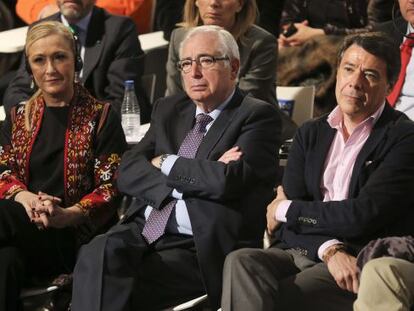 Cristina Cifuentes, Juan Jos&eacute; Imbroda e Ignacio Gonz&aacute;lez (de izda a dcha) en la clausura de las jornadas sobre seguridad del PP, en Madrid.