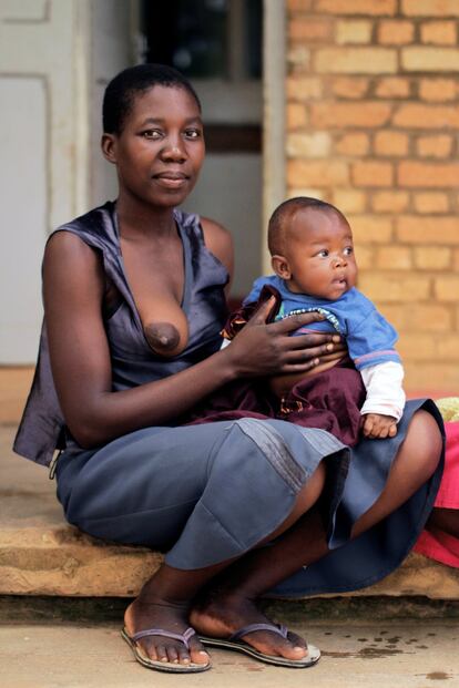 En Malaui el 98,3% de las madres dan el pecho a sus hijos durante el primer año de vida. En Reino Unido, son solo un 0,5% las que alimentan a sus hijos con leche materna. La OMS recomienda la lactancia materna como mínimo hasta los 6 meses de edad. 
