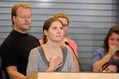 Amanda Knox, con su padre Kurt Knox, en el aeropeurto de Seattle.