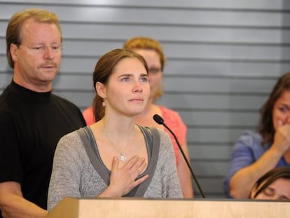 Amanda Knox, con su padre Kurt Knox, en el aeropeurto de Seattle.