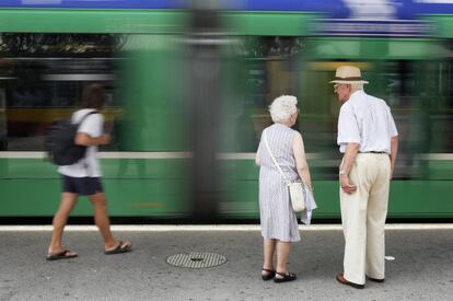 Una pareja de ancianos en la estaci&oacute;n de tren en Basilea. 