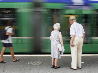 Una pareja de ancianos en la estaci&oacute;n de tren en Basilea. 