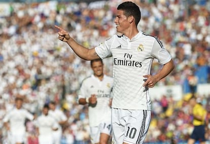 James Rodríguez celebra el seu gol, davant la mirada de Chicharito.