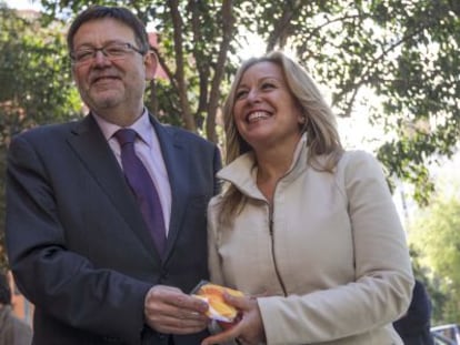 El secretario general del PSPV, Ximo Puig, acompa&ntilde;ado de la secretaria de pol&iacute;tica social del PSOE, Trinidad Jim&eacute;nez, en Valencia. 