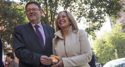 El secretario general del PSPV, Ximo Puig, acompañado de la secretaria de política social del PSOE, Trinidad Jiménez, en Valencia.