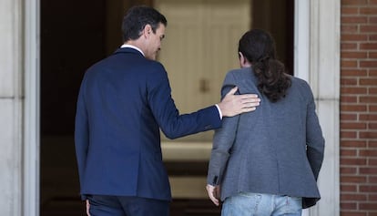 Pedro Sánchez recibe a Pablo Iglesias en La Moncloa.