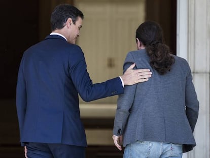 Pedro Sánchez recibe a Pablo Iglesias en La Moncloa.