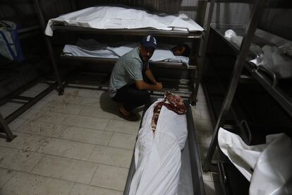 Varios palestinos muertos por los ataques israelíes en Jan Yunis, este viernes en el Hospital Nasser de Ciudad de Gaza.