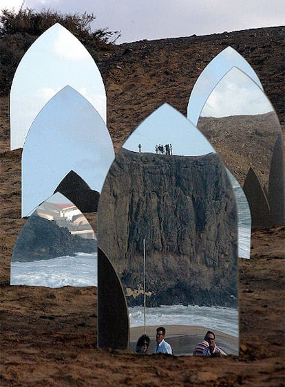 <i>Holly Land</i><b> (2006), i</b>nstalación de Kader Attia en la playa de El Cotillo, en Fuerteventura.