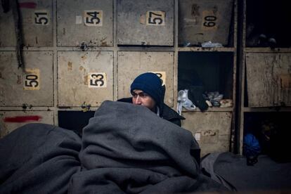 En cuanto a Grecia, la organización señala que "miles" de personas permanecen en campamentos superpoblados y luchan contra temperaturas por debajo de cero grados. En la imagen, un migrante intenta protegerse del frío en Belgrado (Serbia).