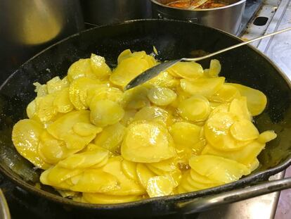 CONFITANDO PATATAS EN GRANDES PEROLES / CAPEL