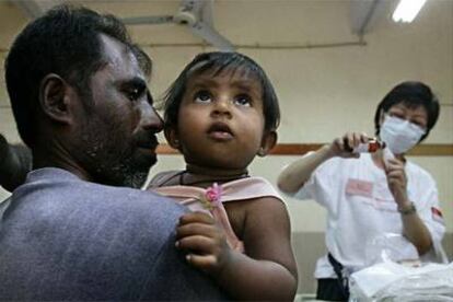 Un padre acompaña a su hijo de un año a una visita médica en un hospital de Galle (Sri Lanka).