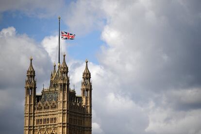 La bandera del Reino Unido, oficialmente denominada Union Jack, ondea a media asta en el Parlamento de Londres. El viernes por la noche, la campanas de la abadía de Westminster, donde se casó en 1947, tañeron 99 veces, una por minuto, en homenaje al príncipe, fallecido a los 99 años.