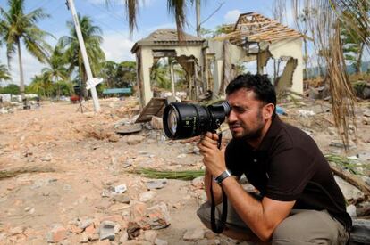 Juan Antonio Bayona on the set of 'The Impossible'.