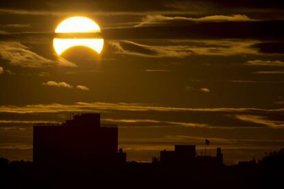 El eclipse solar, visto justo al amanecer desde del barrio de Queens en Nueva York.