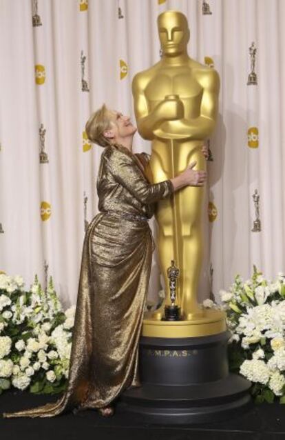 Meryl Streep posa con su Oscar por 'La mujer de hierro'.