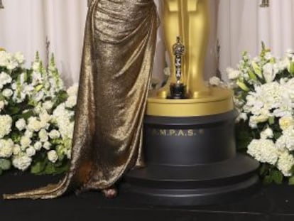 Meryl Streep posa con su Oscar por 'La mujer de hierro'.