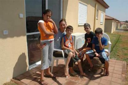 Sara Duani y sus hijos posan en su nueva casa fuera de Gaza.