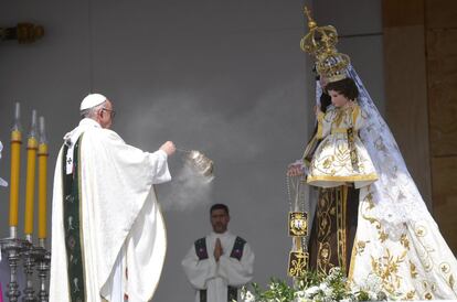 El papa Francisco celebra una misa multitudinaria en el parque O'Higgins de Santiago (Chile).