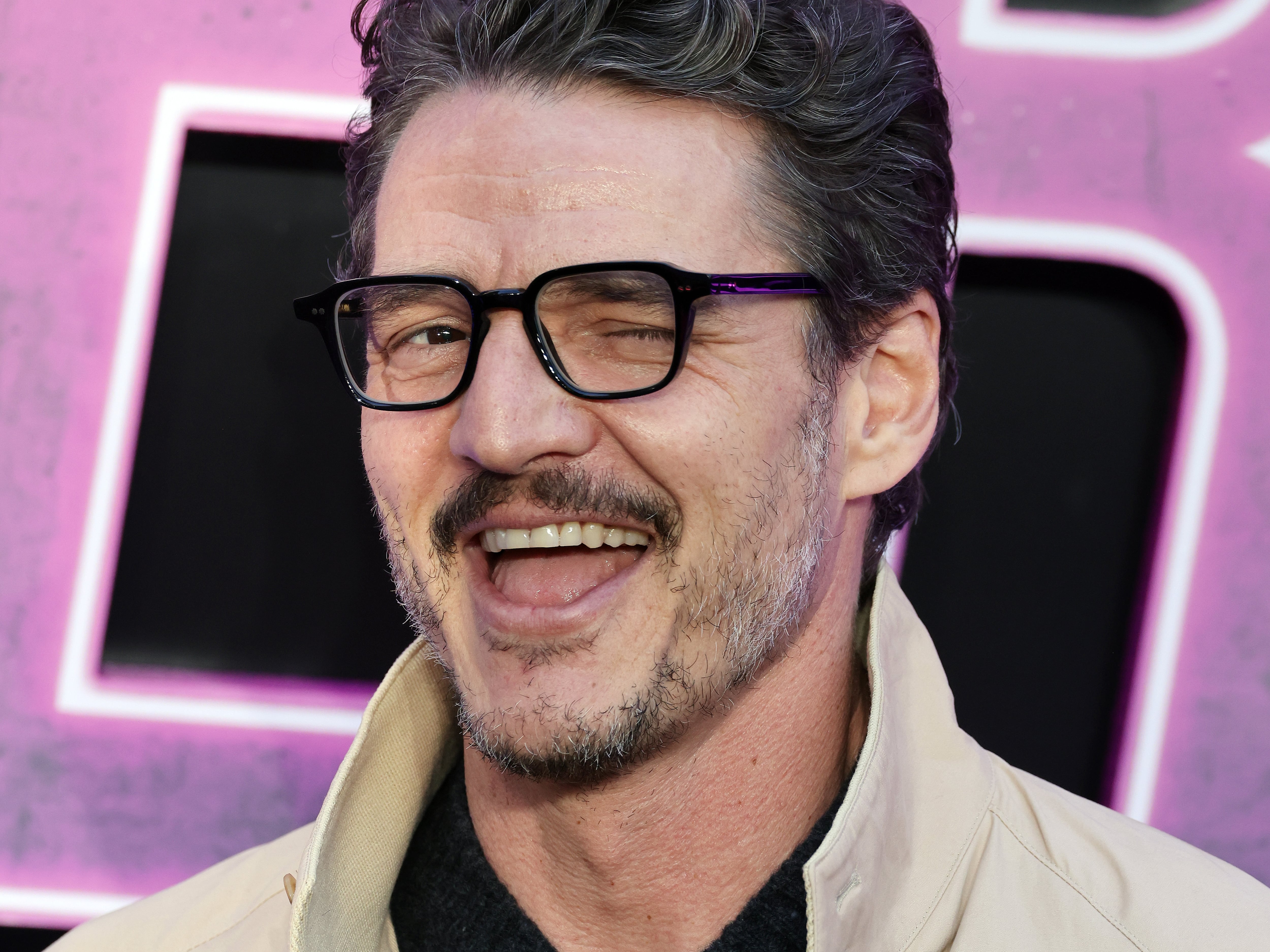 Pedro Pascal e un uomo in braccio: un passo positivo per la società