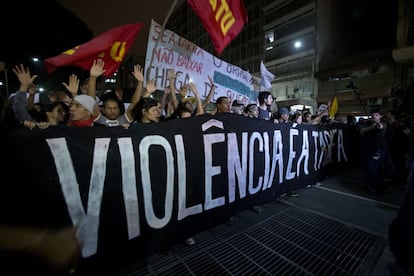 Una pancarta reza "Violencia es la tarifa".