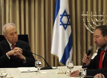 El ultraderechista Avigdor Lieberman (derecha), durante su reunión con Simon Peres en Jerusalén.