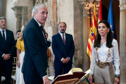 El recién investido presidente de Aragón, Jorge Azcón (PP), durante la toma posesión del cargo este viernes en la sede de las Cortes, junto a la presidenta de las Cortes, Marta Fernández (Vox).