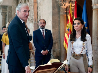 El recién investido presidente de Aragón, Jorge Azcón (PP), durante la toma posesión del cargo este viernes en la sede de las Cortes, junto a la presidenta de las Cortes, Marta Fernández (Vox).