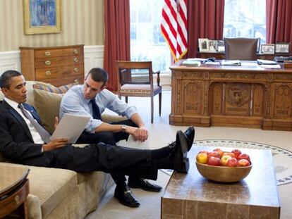Barack Obama, en el Despacho Oval, con Jon Favreau.