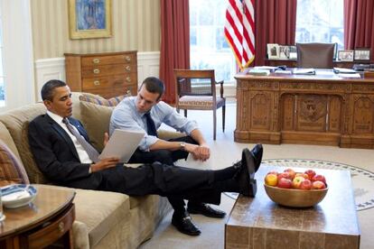 Barack Obama, en el Despacho Oval, con Jon Favreau.