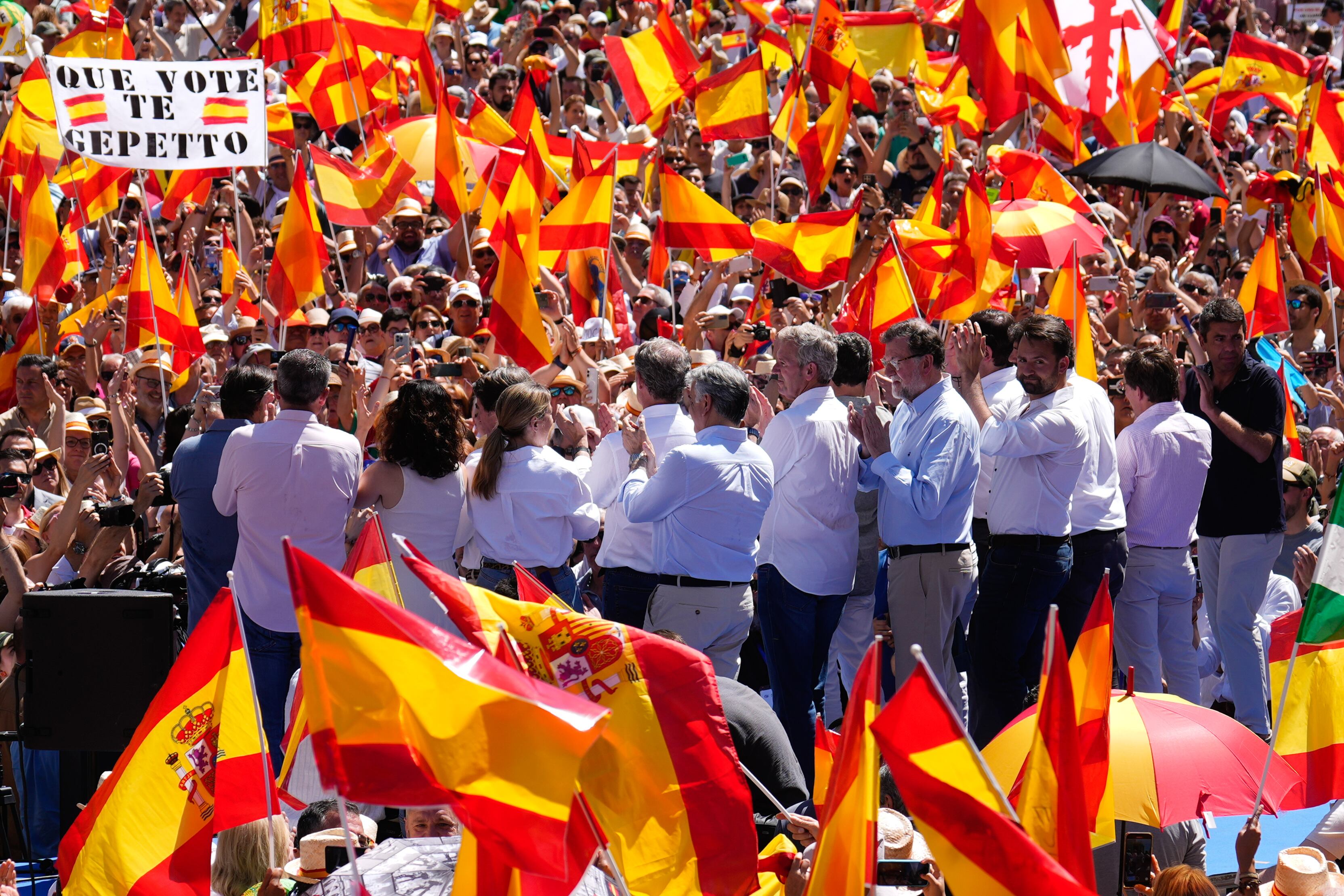 Feijóo en la protesta contra el Gobierno: “Señor Sánchez, ríndase a la democracia. Convoque elecciones ya”