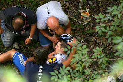 Remco Evenepoel, en el fondo del barranco de 10 metros al que cayó en el Giro de Lombardía en 2020.