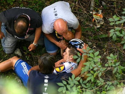 Remco Evenepoel, en el fondo del barranco de 10 metros al que cayó en el Giro de Lombardía en 2020.