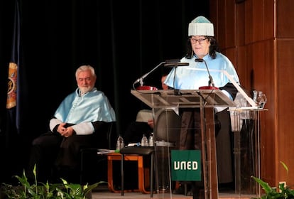 La escritora Almudena Grandes tras ser investida doctora 'honoris causa' por la Universidad Nacional de Educación a Distancia (UNED), en enero de 2020.