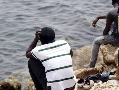 Un emigrante mirando al mar después de ser rescatado por las autoridades tunecinas