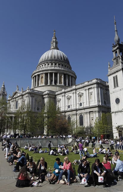 Los londinenses han tomado los jardines que rodean la catedral de St Paul.