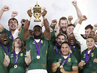 Siya Kolisi levanta el trofeo de campeón del mundo de rugby.