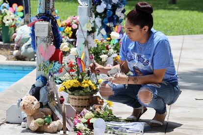 Cynthia Flores, madre de José Flores, limpia las cruces del memorial de su hijo en el centro de Uvalde.