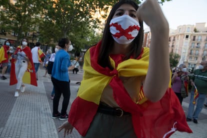 Una manifestante increpa a la prensa durante la concentración contra el Gobierno de la plaza de Chamberí de este viernes