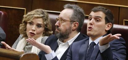 Marta Martín, Juan Carlos Girauta (centro) y Albert Rivera.