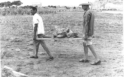 Two archaeologists transport the sanctuary’s stones from Son Oms, in Palma.