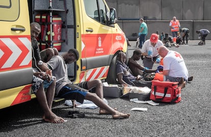 Personas recibiendo atención médica en el puerto de Granadilla de Abona (Tenerife), este domingo.